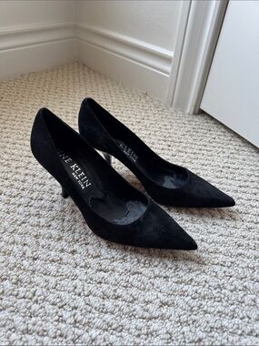 Anne Klein Black Suede Pointed-Toe Low Heel Pumps Size: 7.5